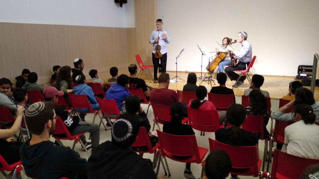 initiation a la musique pour les enfants de Negba
